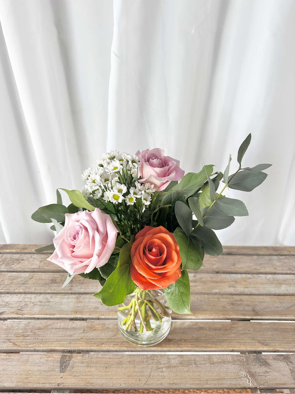 Bouquet de 3, 6 ou 12 roses roses mélangées (Fête des mères - vase non inclus)
