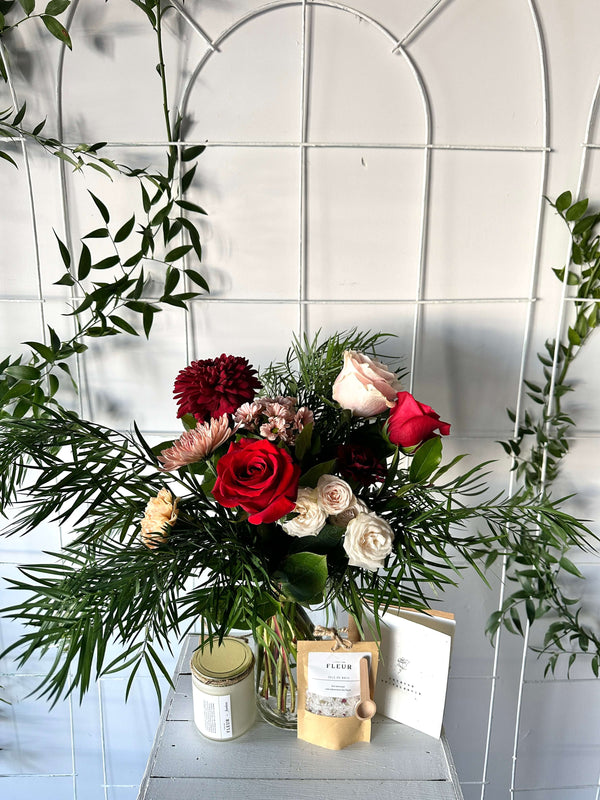 The perfect BIG kit for Valentine’s Day! (large bouquet + vase + 4 chocolates + card)