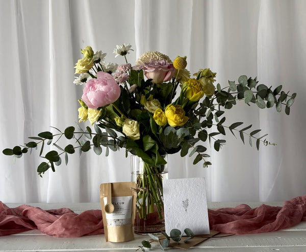 Le petit kit pour la Fête des Mères! (bouquet moyen + vase + carte + sel de bain)