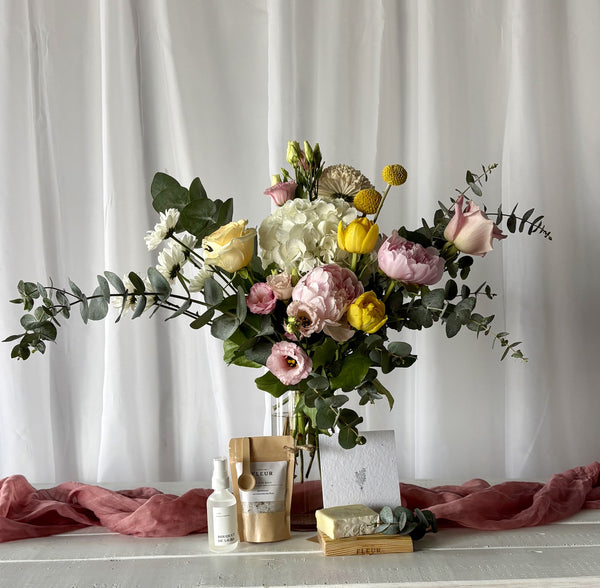 Le gros kit pour la Fête des Mères! (bouquet grand + vase + sel de bain + bruine + savon + porte-savon + carte)