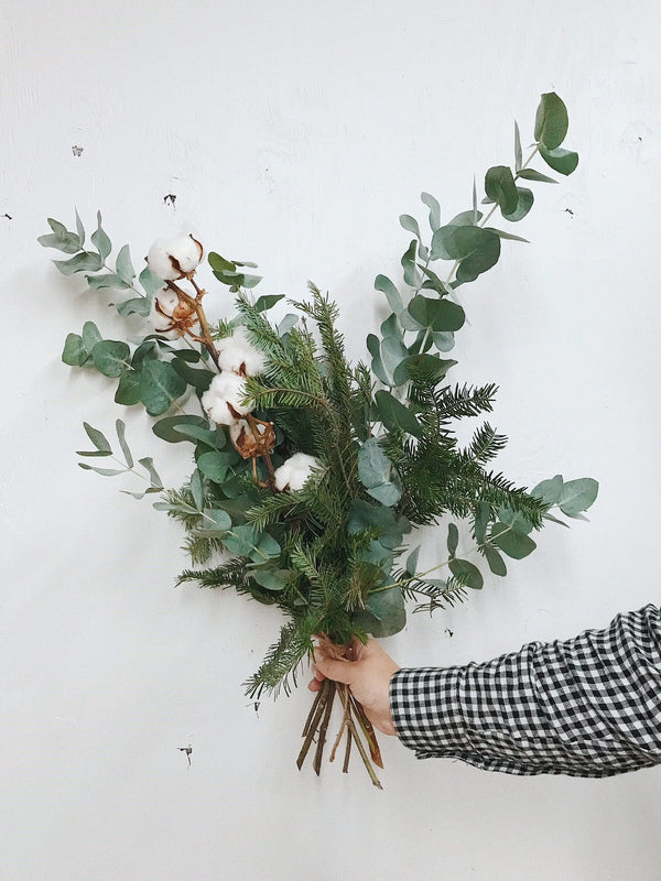 Bouquet de sapinage, eucalyptus et fleurs de coton